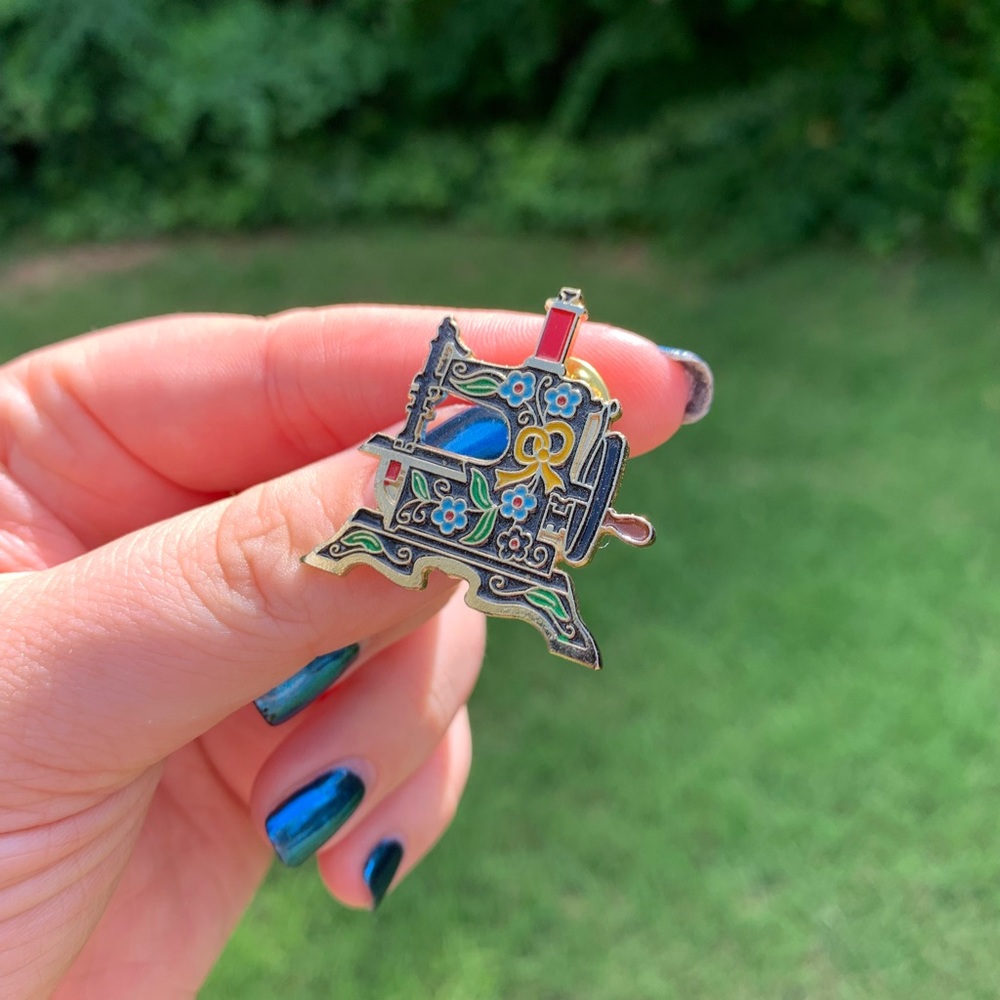 🧵Sewing Machine Pin Brooch🧵 - Picture 2 of 8